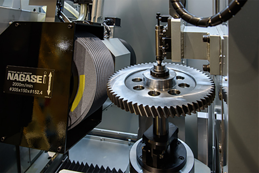 ヘリカルギア形状の研削加工の様子