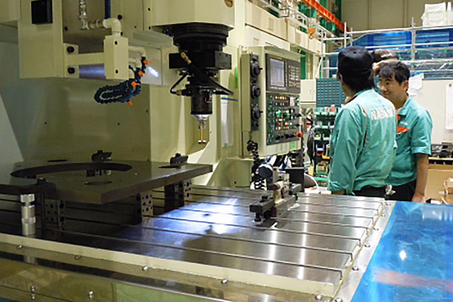 NJ-208を用いた治具研削の様子