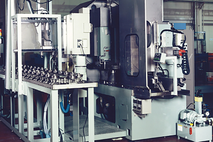 全自動電界解複合研削盤（カリバローラ研削盤）　機械外観