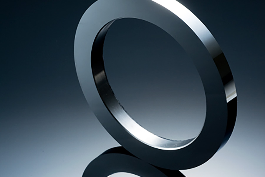 ロータリ平面研削加工（超硬材）／側面をバイトで切削加工