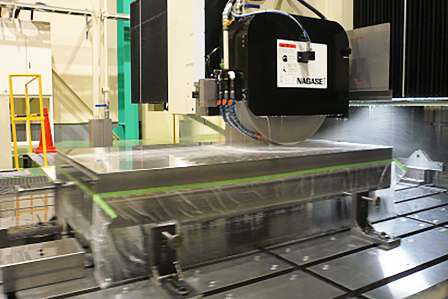 大型部品の研削加工（鋳物の研削加工）